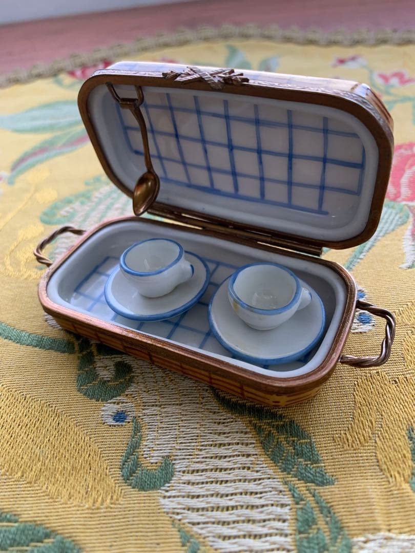 リモージュボックス　フランス製　可愛いバスケット型の小物入れ！カップが入ってる！