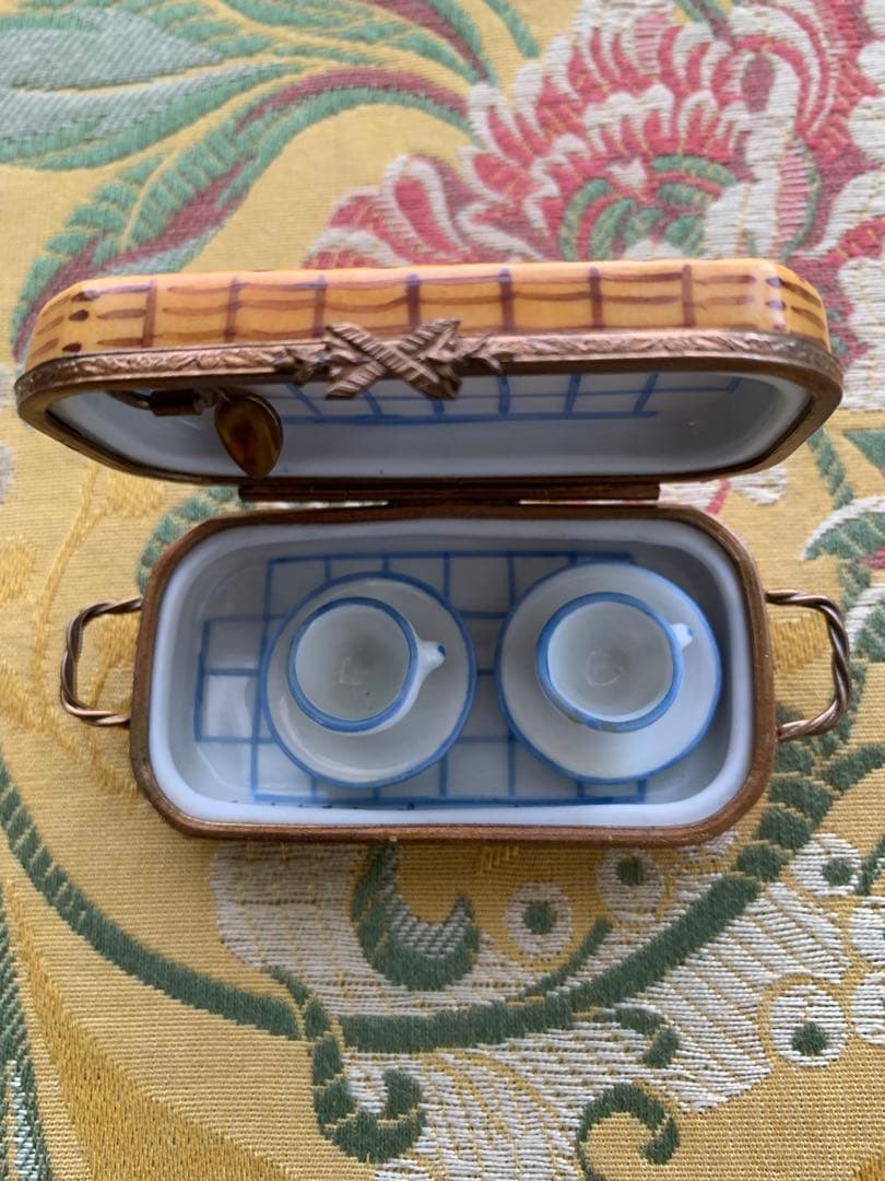 リモージュボックス　フランス製　可愛いバスケット型の小物入れ！カップが入ってる！