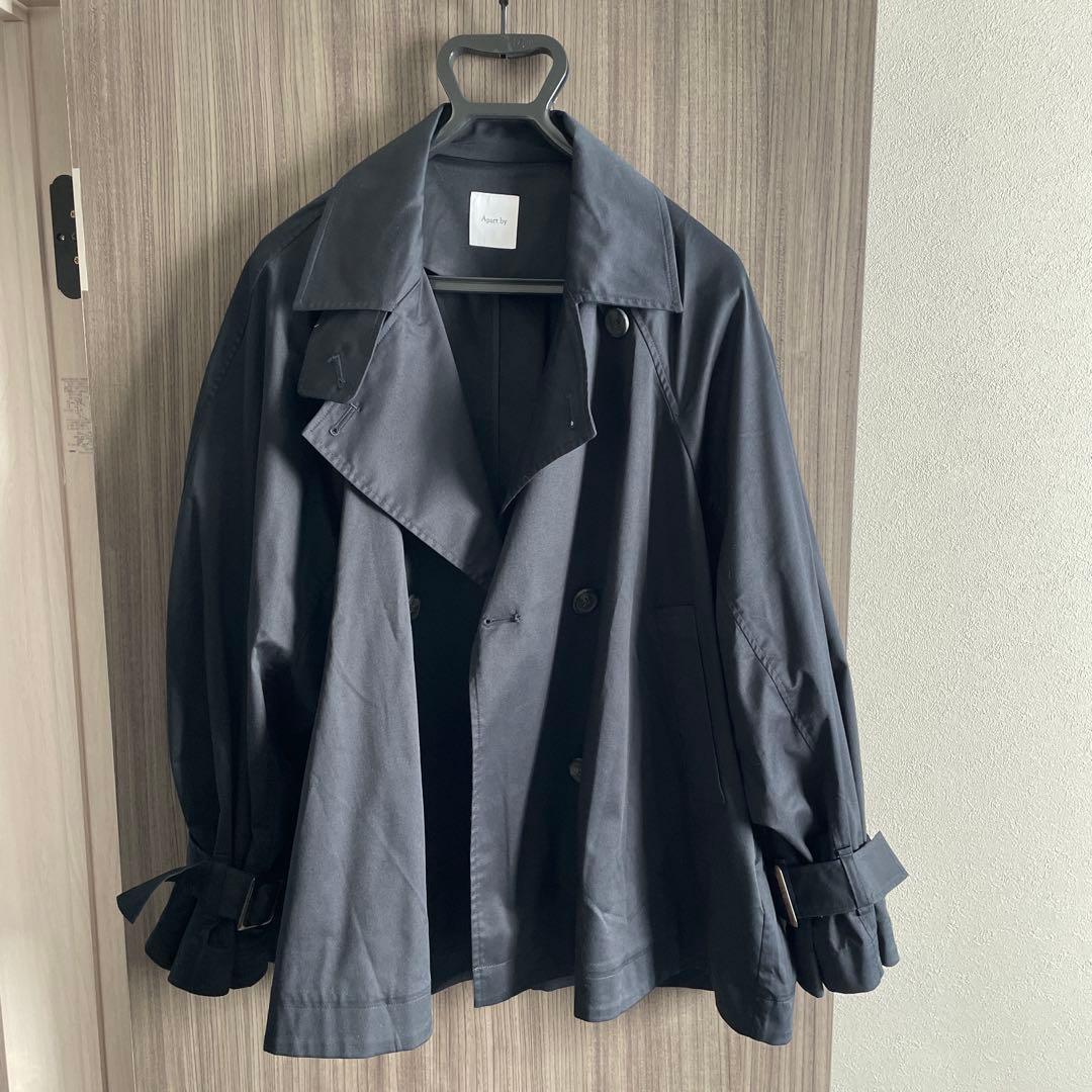 Apart by あいか企画　キャンディースリーブショートトレンチコート　M