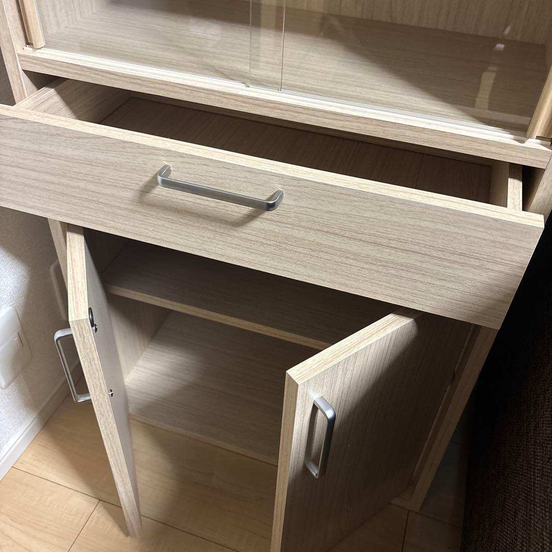 【新品】ナチュラルウッド ガラス扉付き食器棚