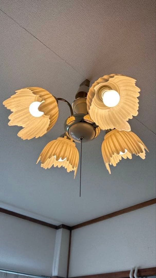 フラワーモチーフ アイボリー シャンデリア 4灯