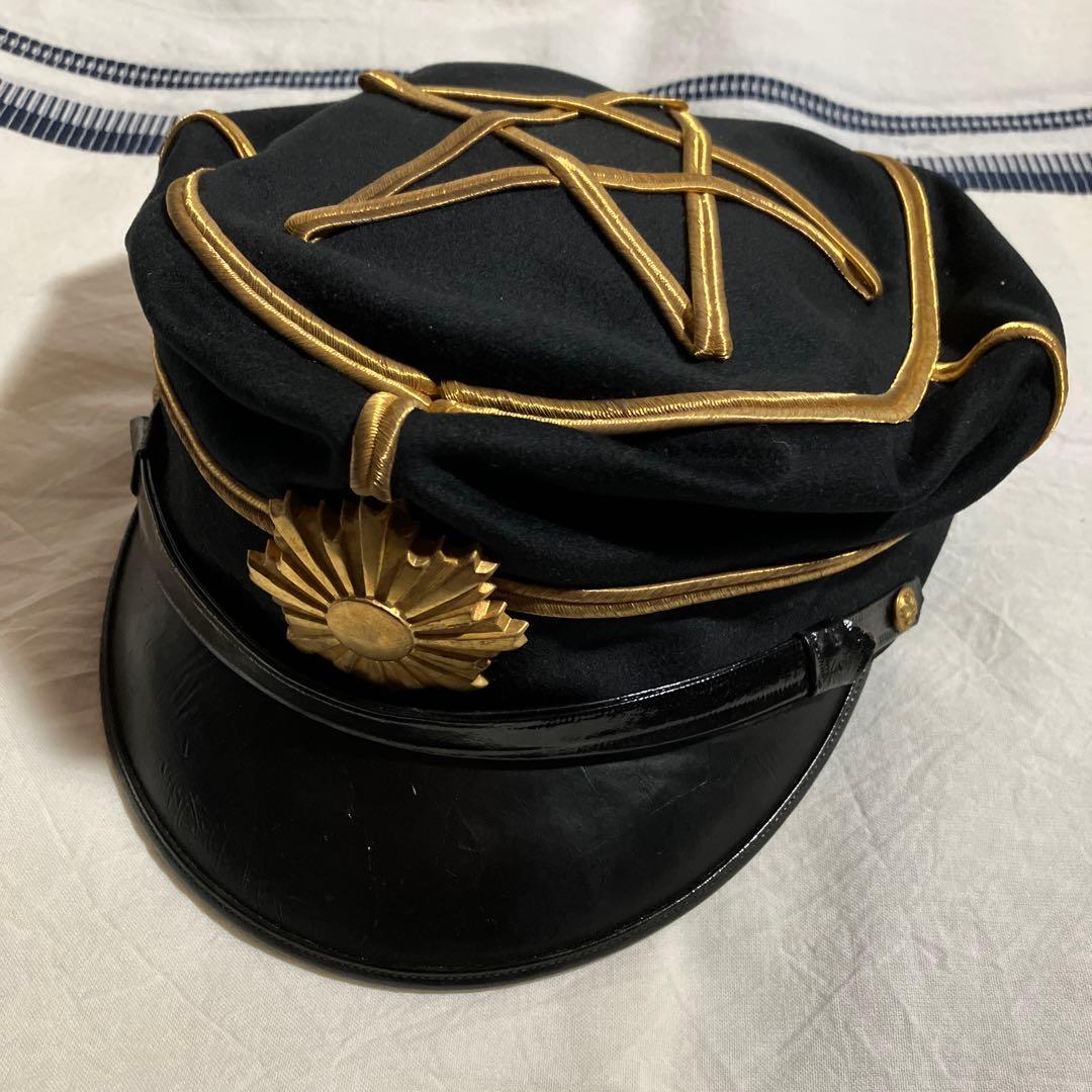 黒い軍帽 日章旗バッジ付き