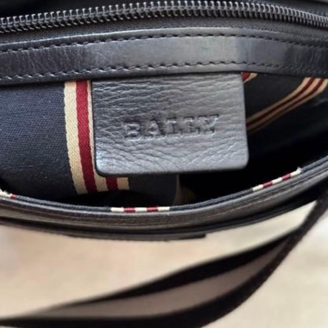 美品✨バリー レザー 本革 メッセンジャーバッグ　　黒 クロスボディ　チャーム