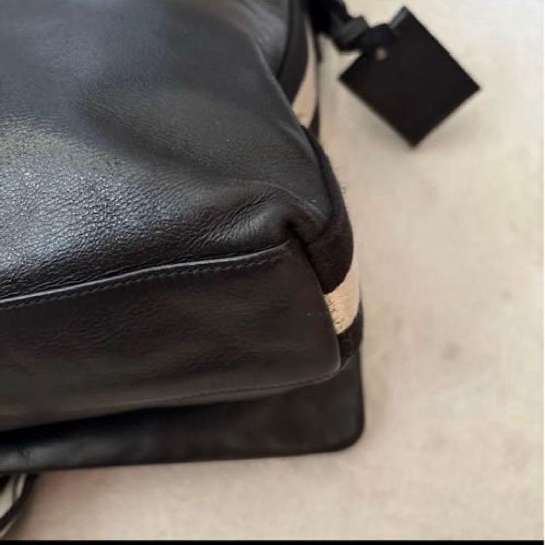 美品✨バリー レザー 本革 メッセンジャーバッグ　　黒 クロスボディ　チャーム