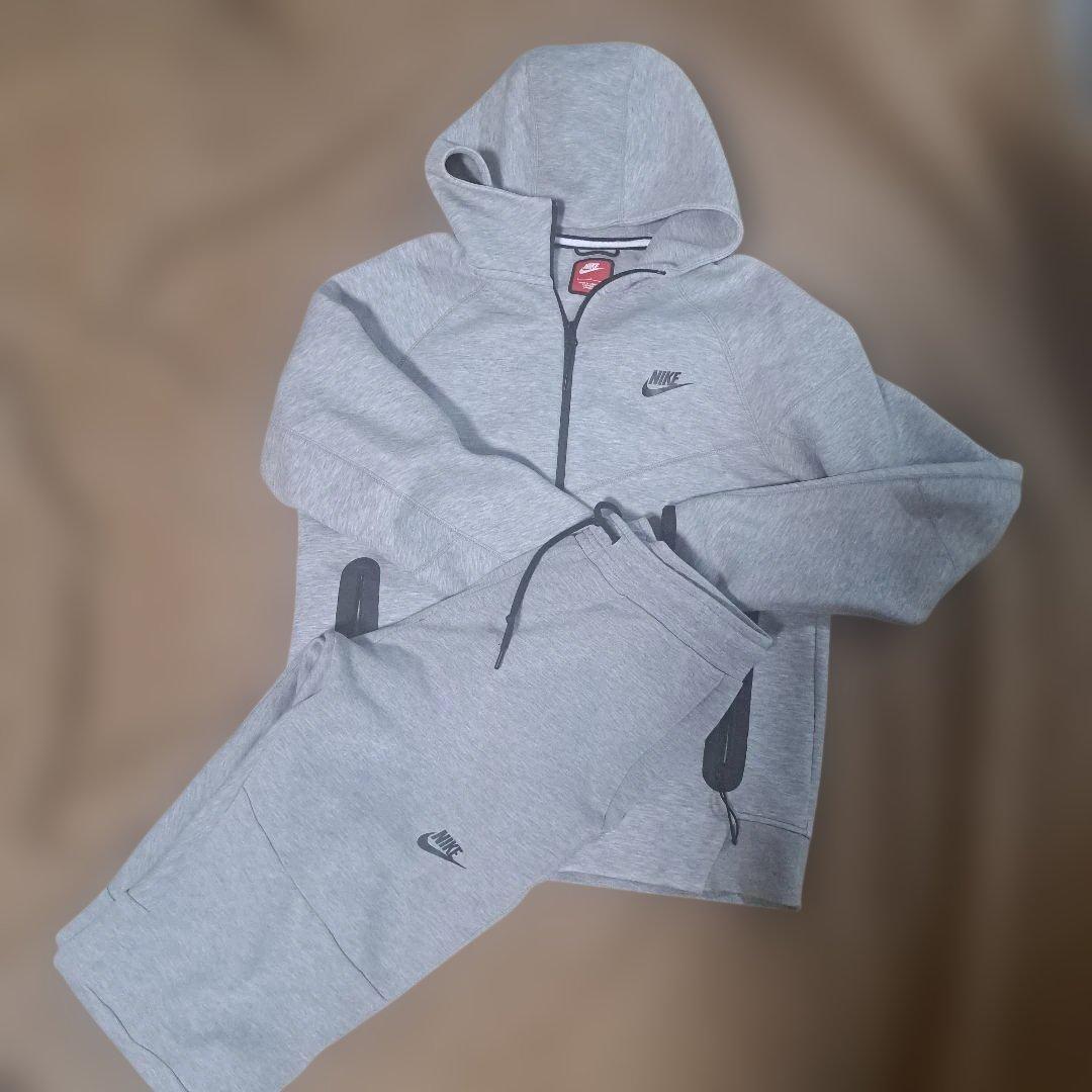 NIKE　テックフリースグレー