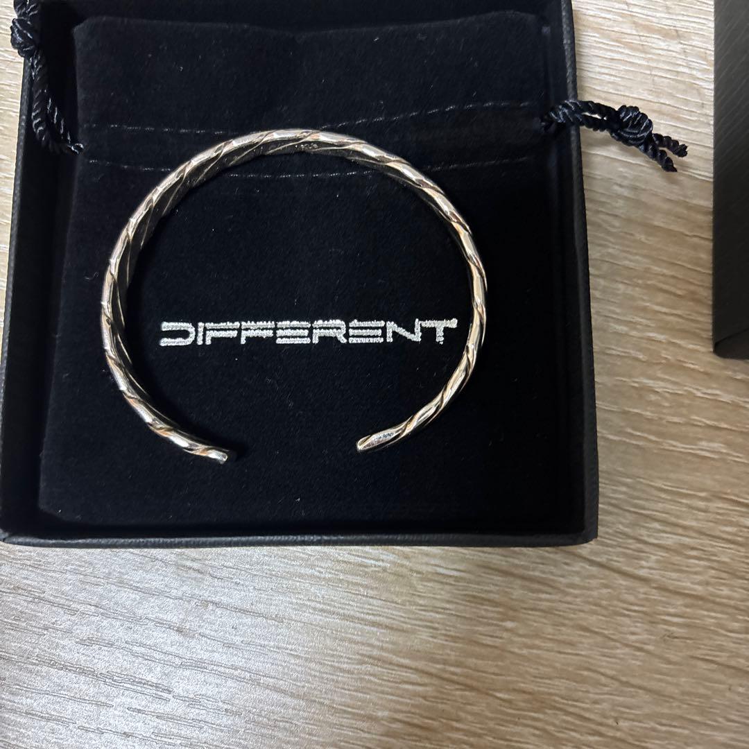 DIFFERENT バングル