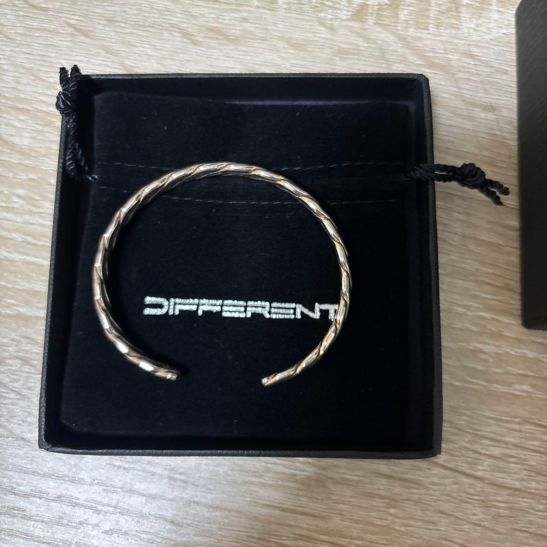 DIFFERENT バングル