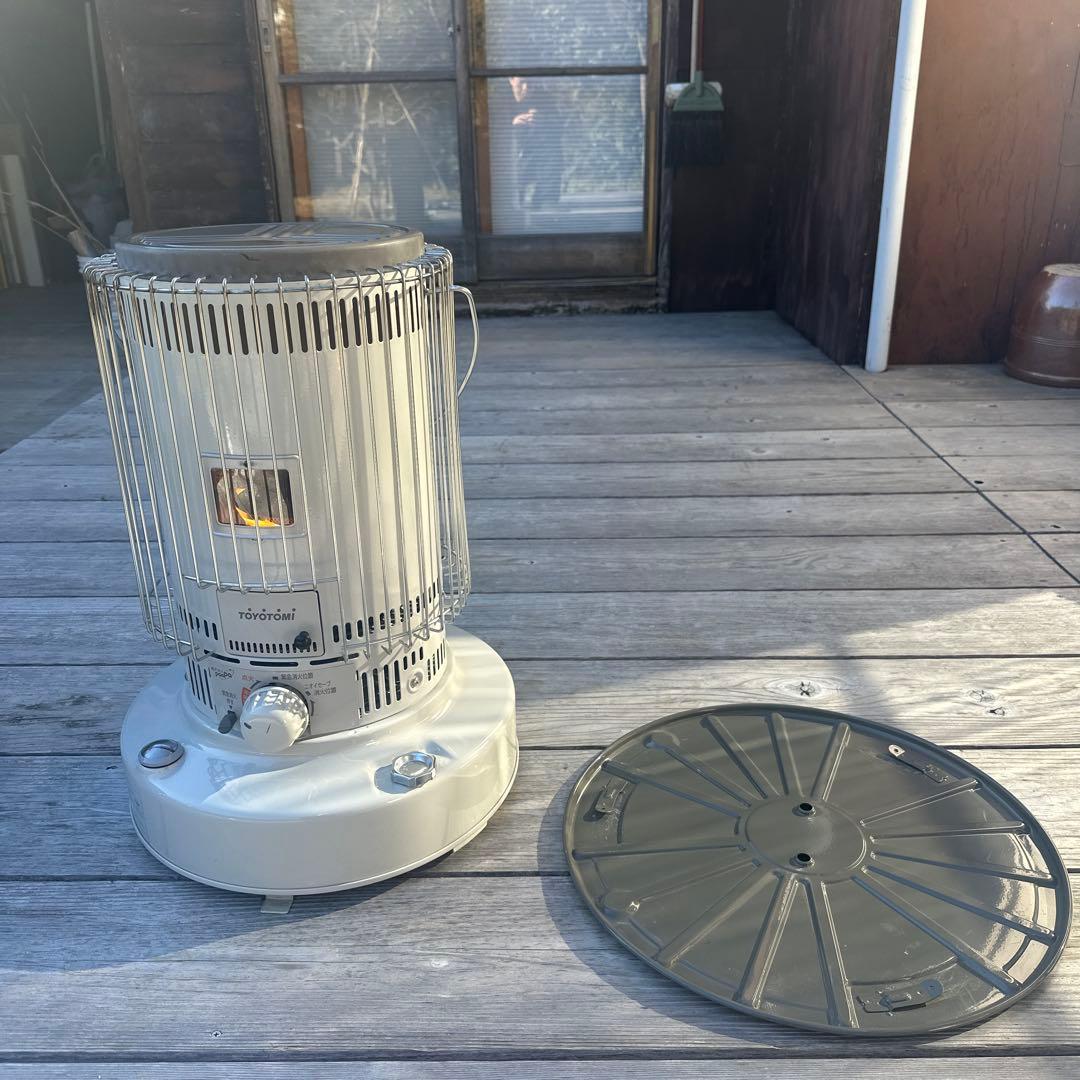 タカチャン　2022年製　トヨトミ 石油ストーブ KS67HW おまけ付き