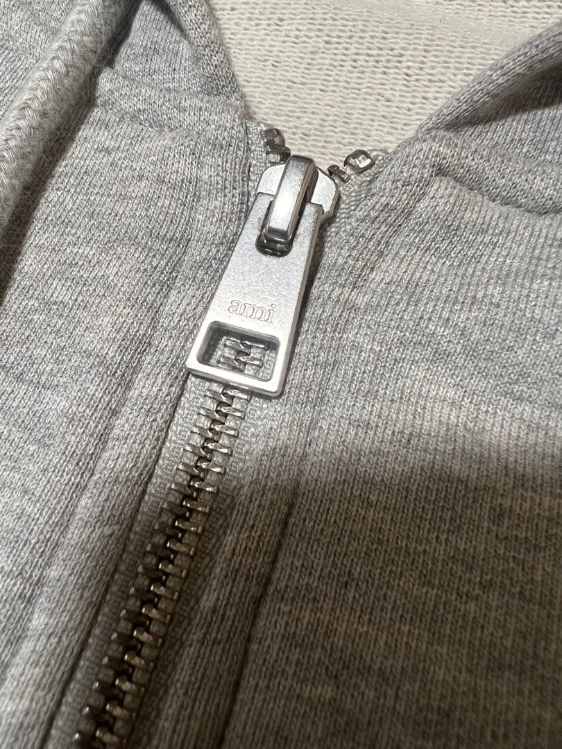 AMI PARIS (アミパリス) ワンポイントロゴフルジップ パーカー グレー
