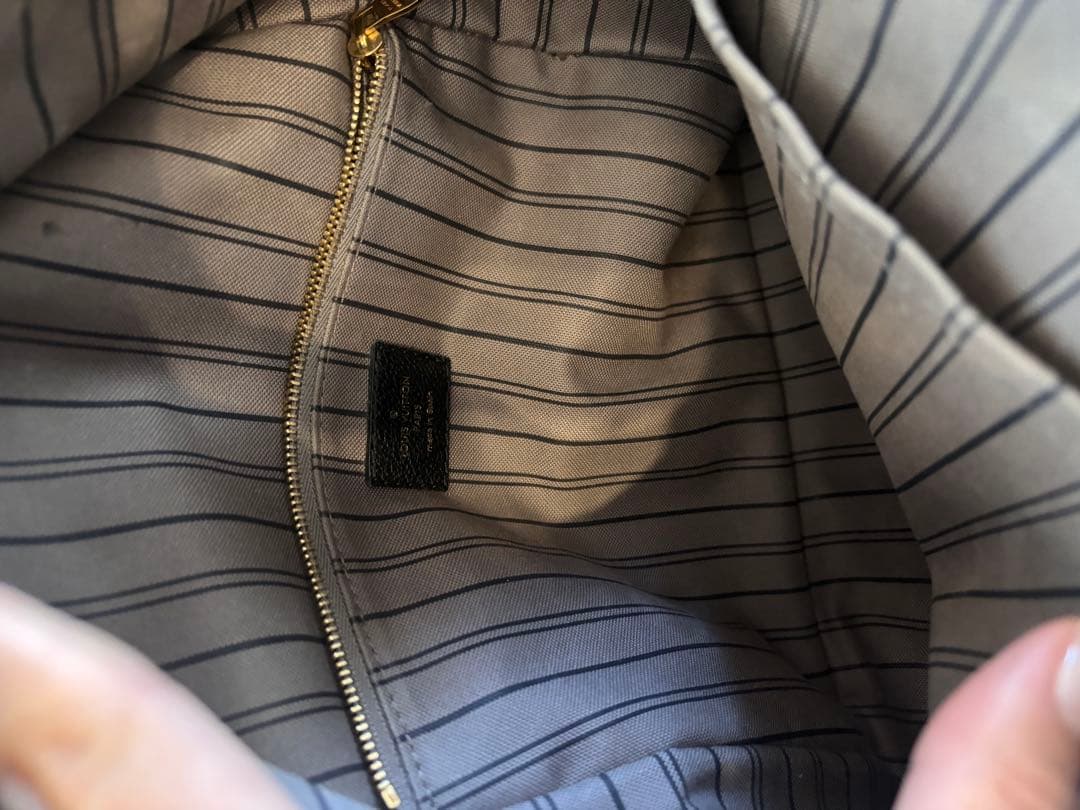 LOUIS VUITTON ブラックバックパック