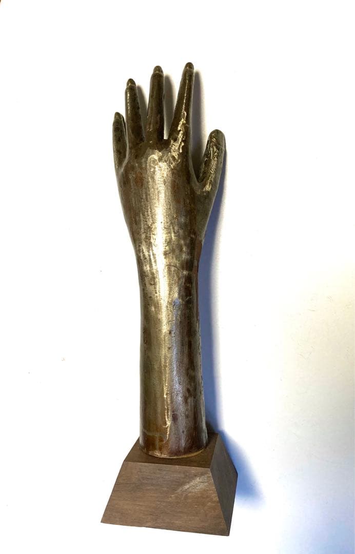 【彫刻】左手　金属製置物　木製台座　オブジェ　美術工芸品　モダンアート　手型