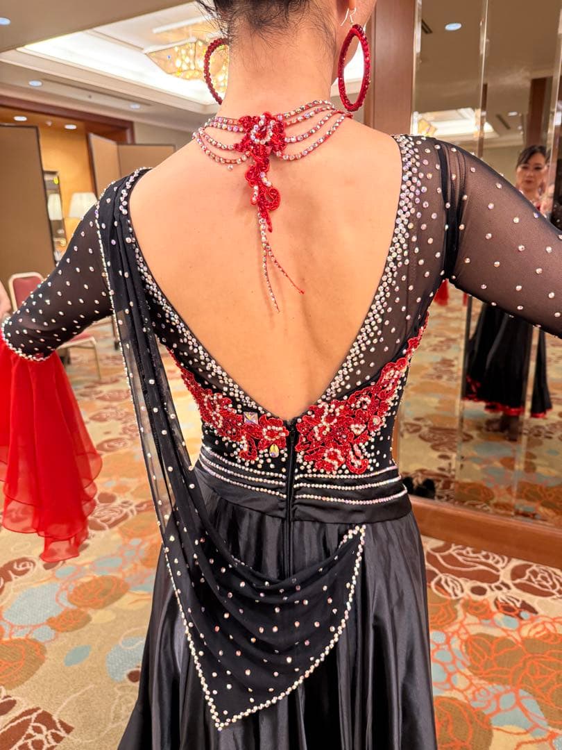 社交ダンス　パソドブレ、タンゴドレス 黒と赤 白樺ドレス