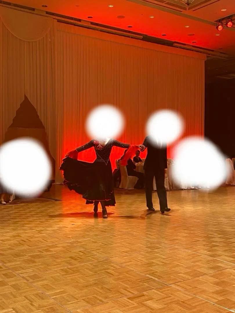 社交ダンス　パソドブレ、タンゴドレス 黒と赤 白樺ドレス
