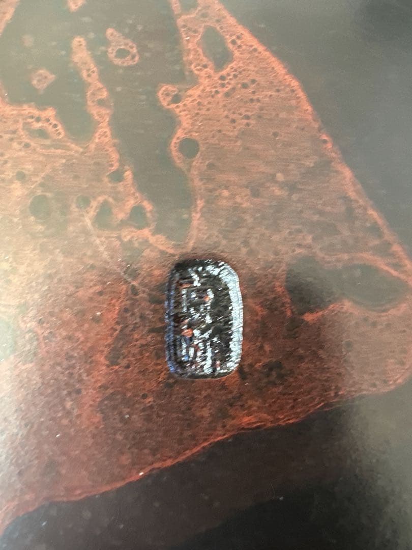 鶴の浮彫り黒い花瓶