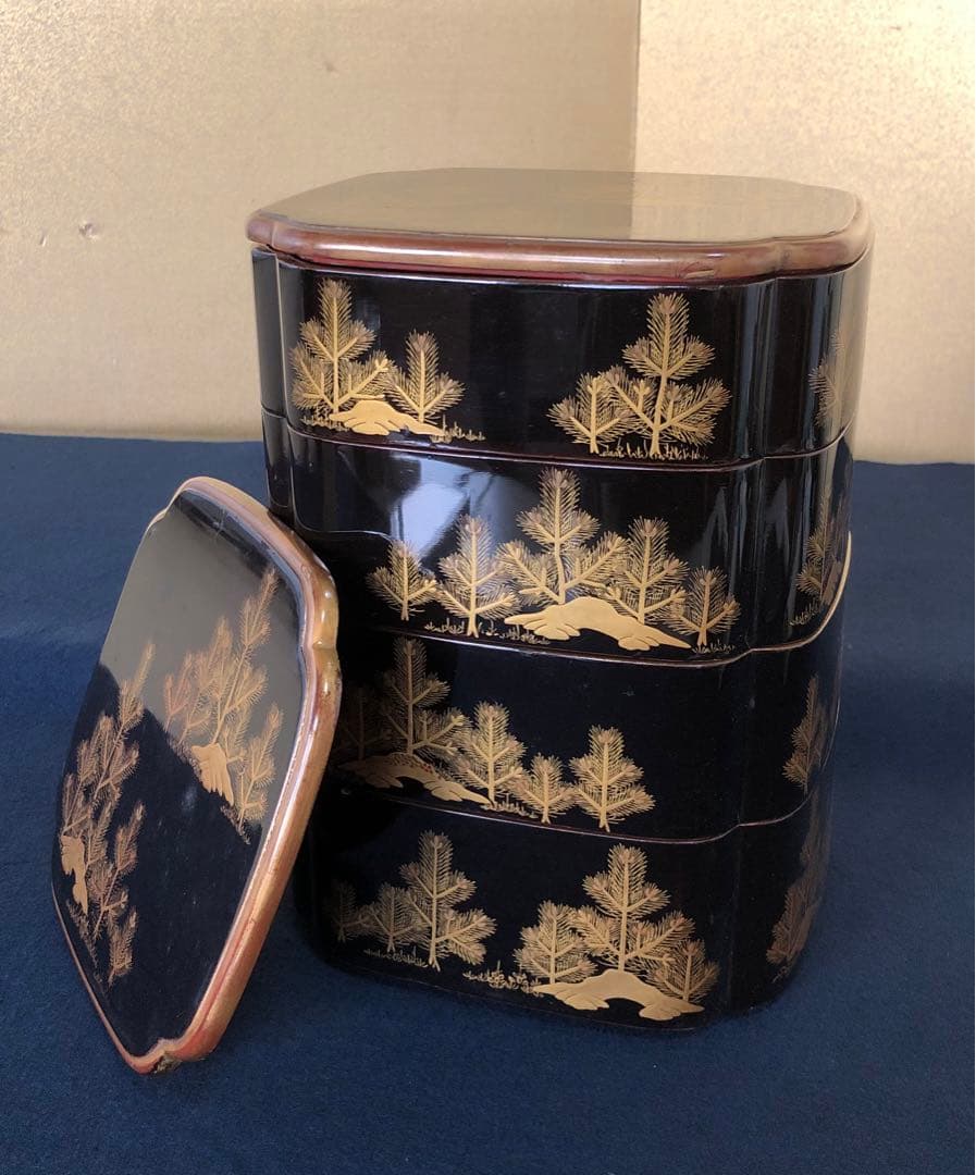 《レ》黒内朱 若松蒔絵 四段重 替蓋付 木製漆器 木箱 時代 251117え2