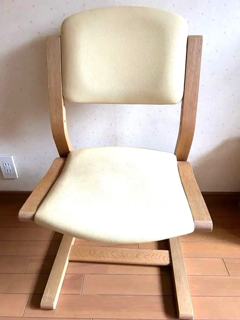 カリモク✖️ベネッセ　クリーム色 椅子(木製フレーム 学びデスクセット販売)送料込