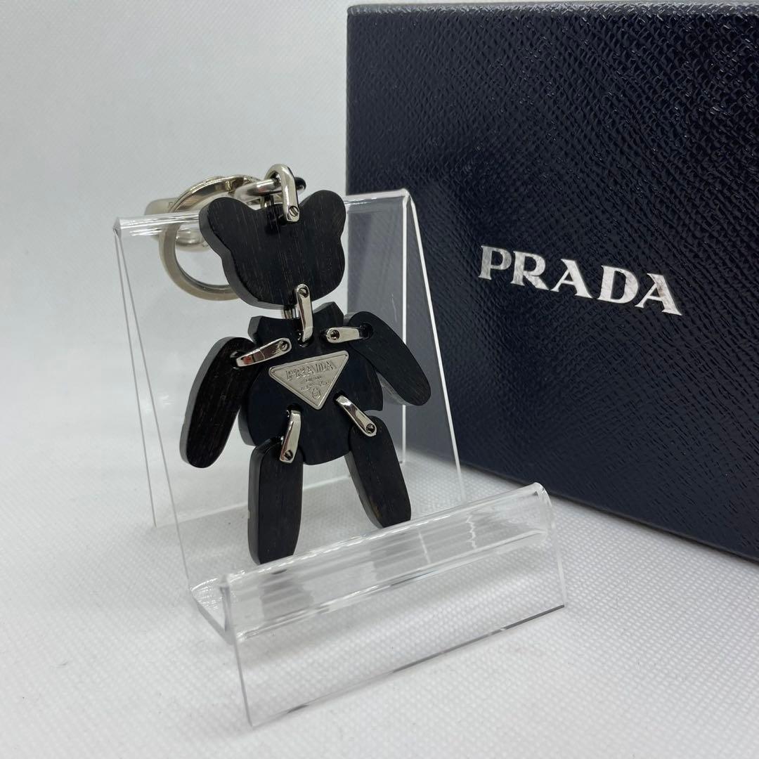 【極美品】プラダ キーホルダー チャーム ウッドチャーム 三角プレート 黒