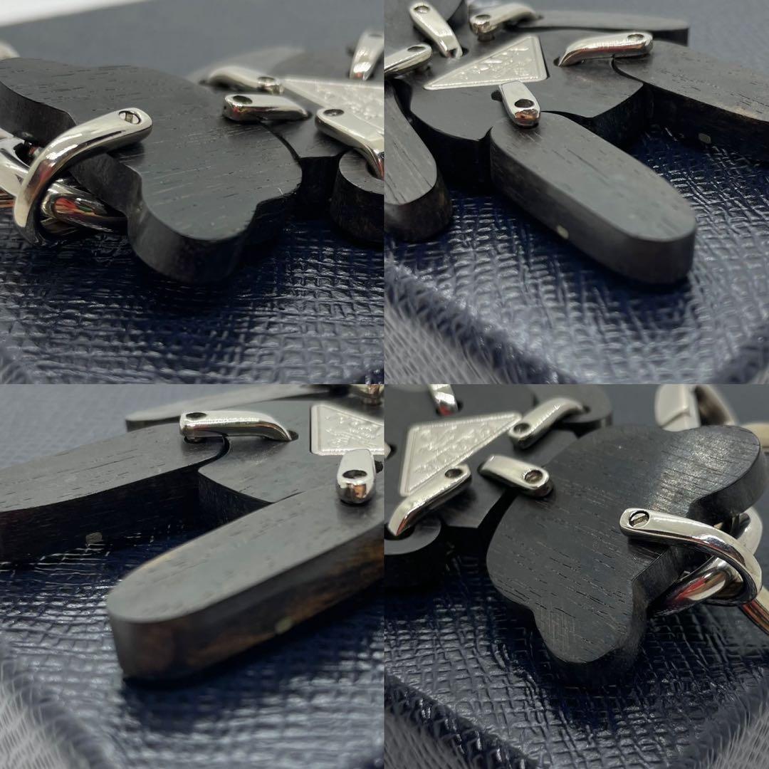 【極美品】プラダ キーホルダー チャーム ウッドチャーム 三角プレート 黒