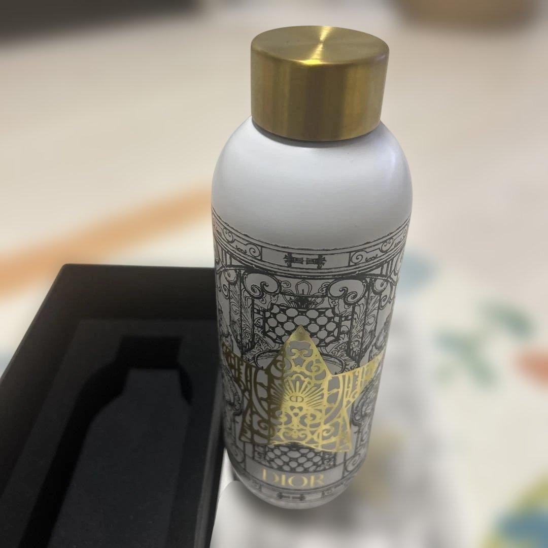 Dior 装飾的水筒
