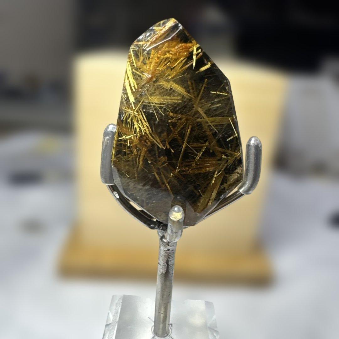 【極上品】太陽放射ルチルクォーツ 原石 ポイント 高透明 黄金針