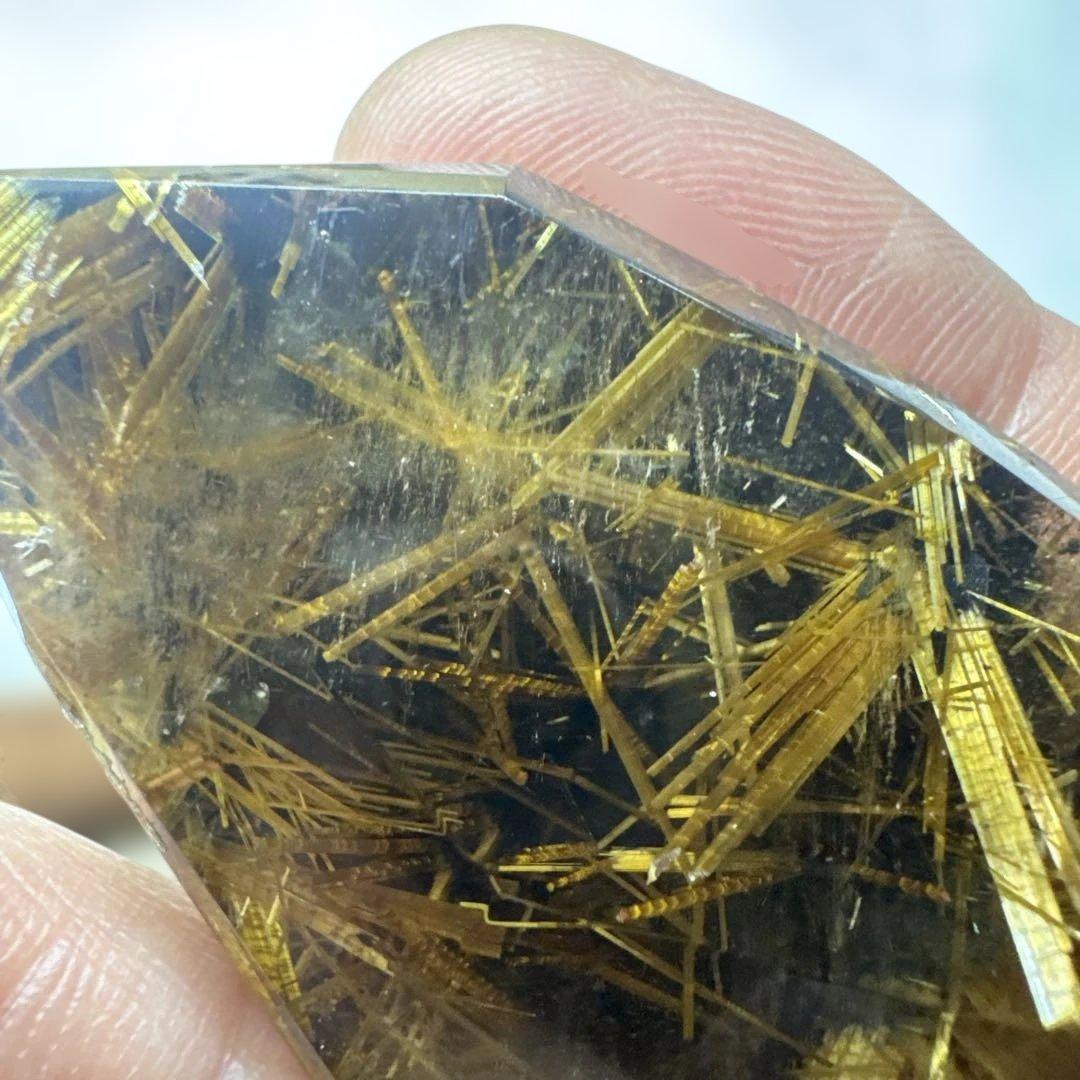 【極上品】太陽放射ルチルクォーツ 原石 ポイント 高透明 黄金針