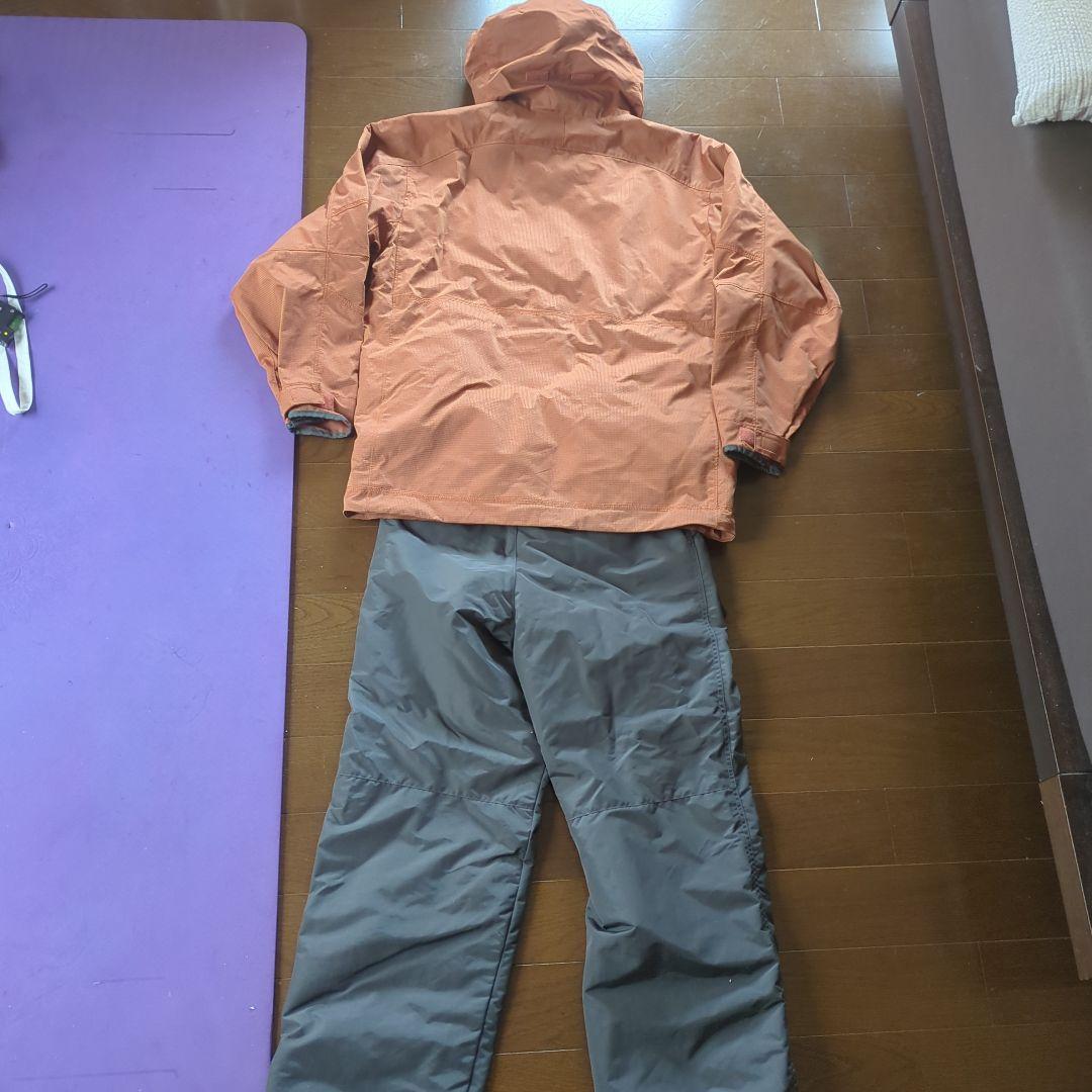 スノーボードウェア　ニット帽と膝当て付き