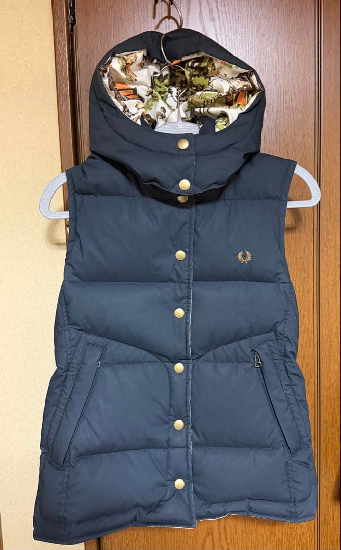 FRED PERRY フレッドペリー　フード付ダウンベスト　リバーシブル