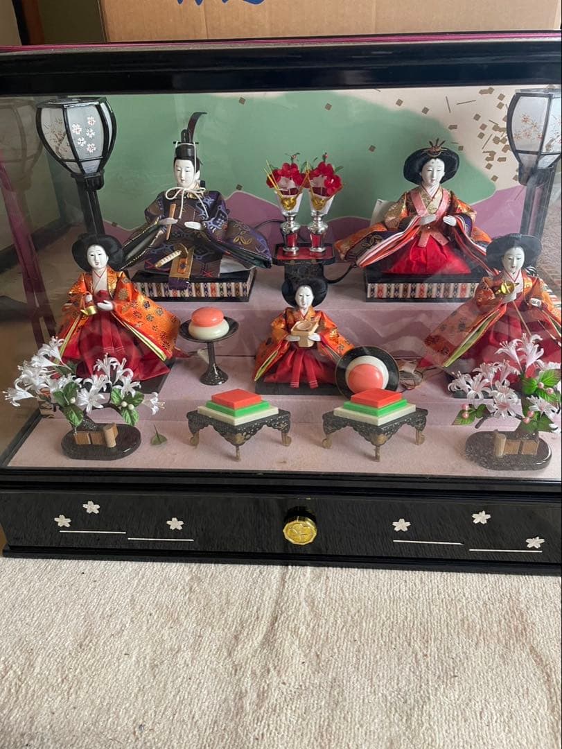 豪華な雛人形セット ガラスケース付き