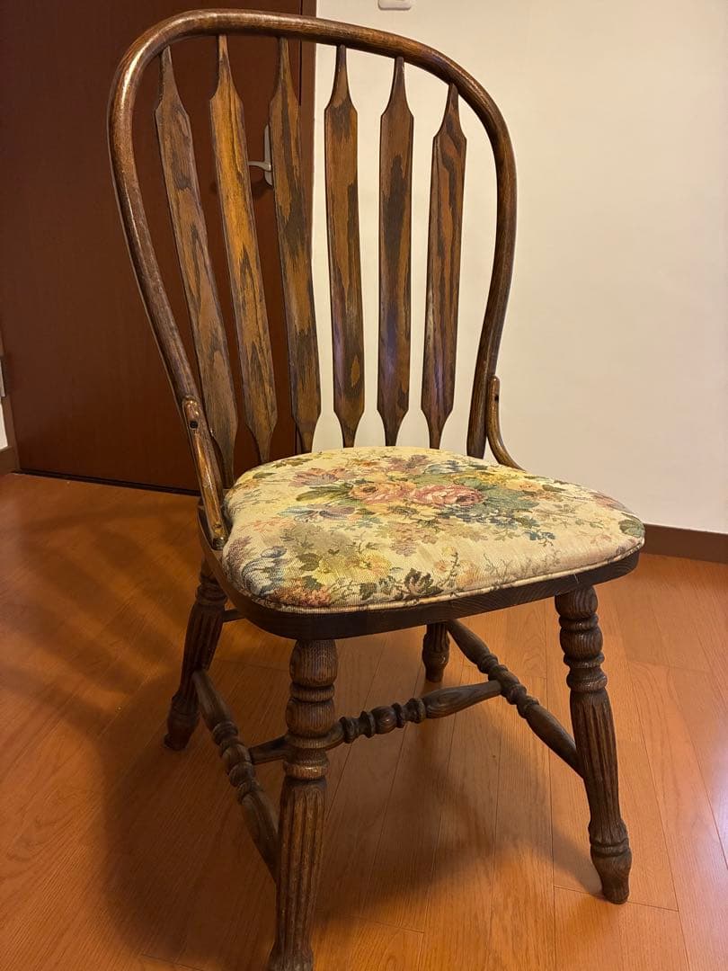 木製スラットバックチェア 花柄クッション