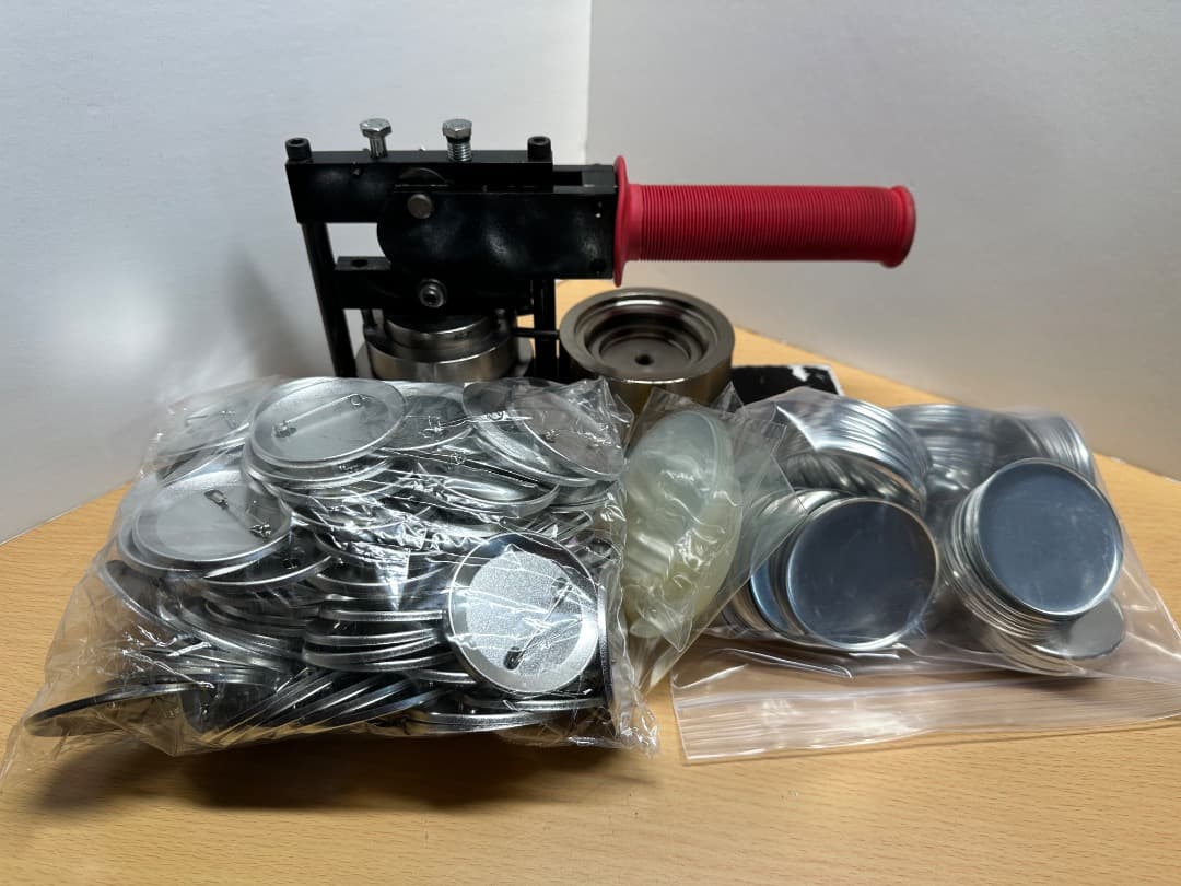57mmサイズ缶バッジマシン中古とパーツ約110個