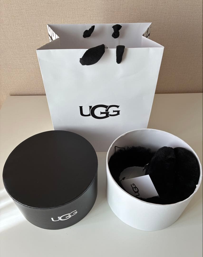 完売!ほぼ未使用!UGGシープスキンエンブロイダリーイヤーマフ黒ブラック
