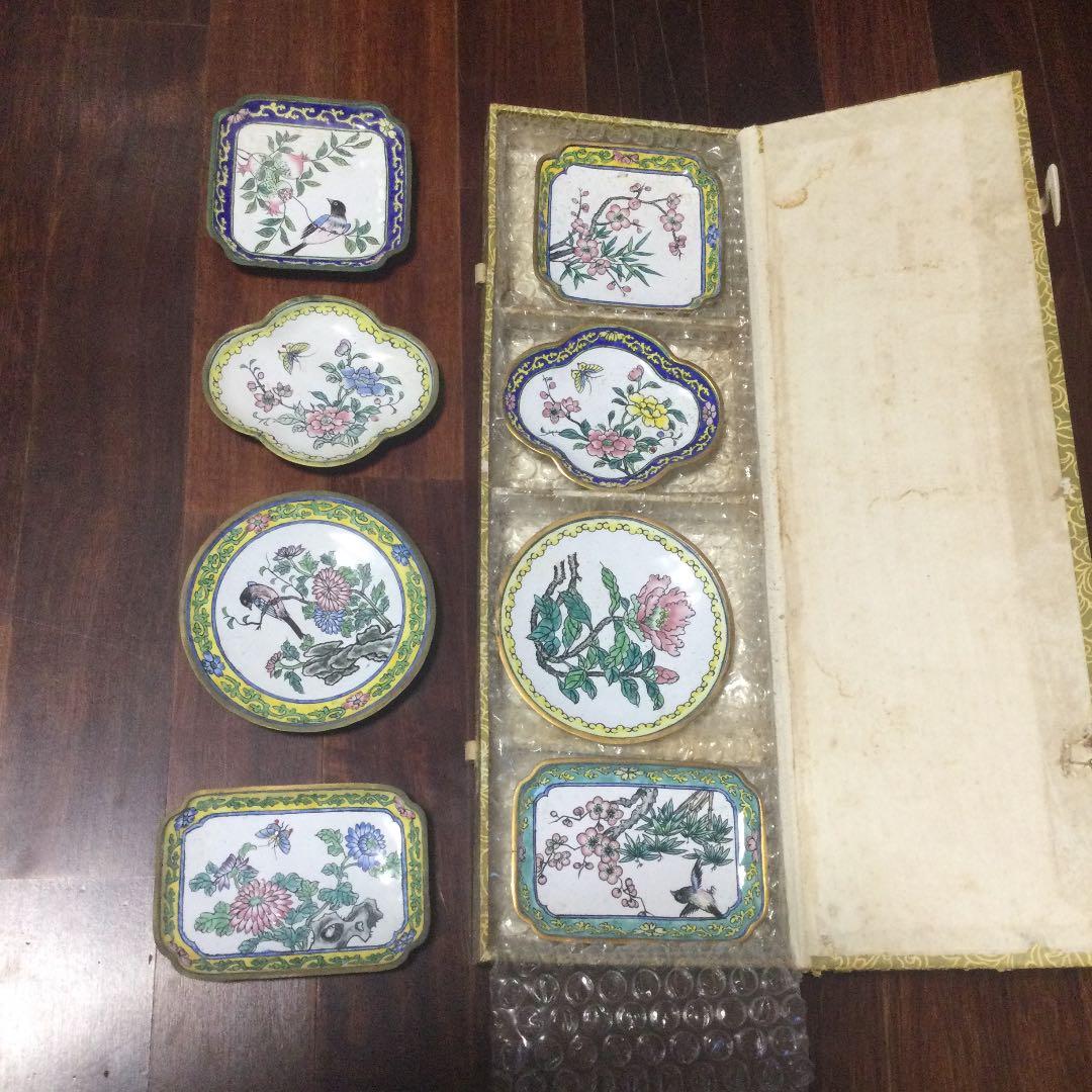 古い中国七宝焼の小皿8点、オリジナル箱付き