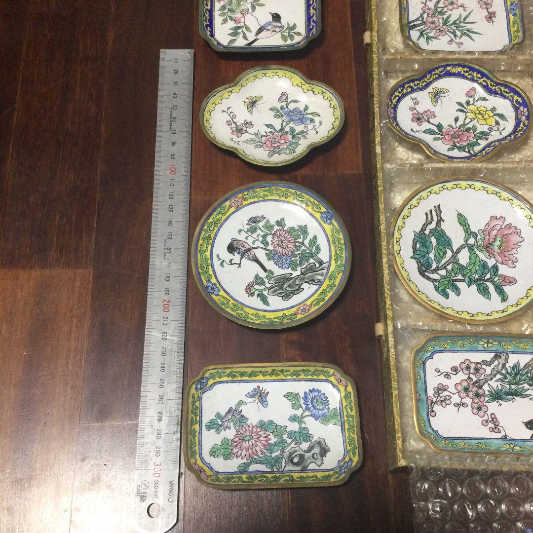 古い中国七宝焼の小皿8点、オリジナル箱付き