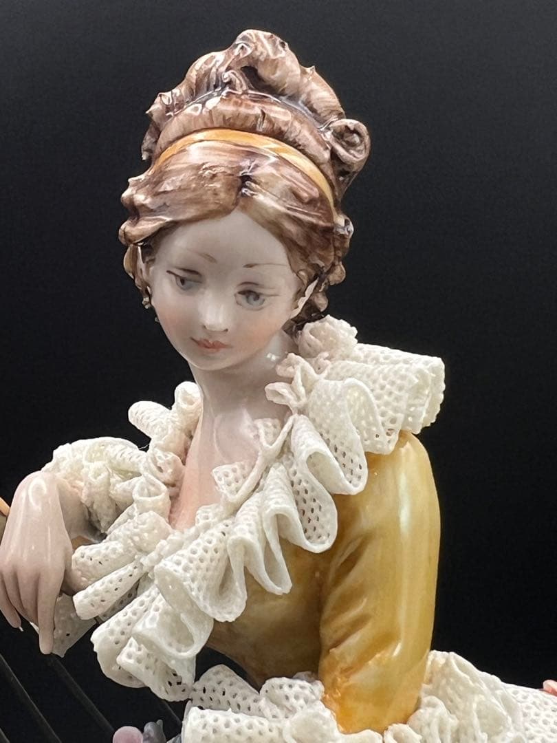 ハープを持つ女性の陶器像