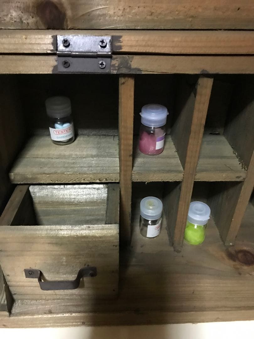 志成販売 開けると小物入れとポストカード入れになります。とじるとただの箱。です。