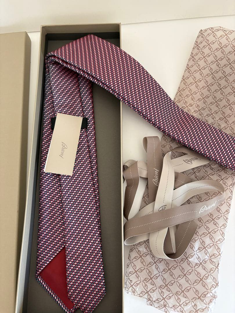 新品未使用のブリオーニのネクタイ