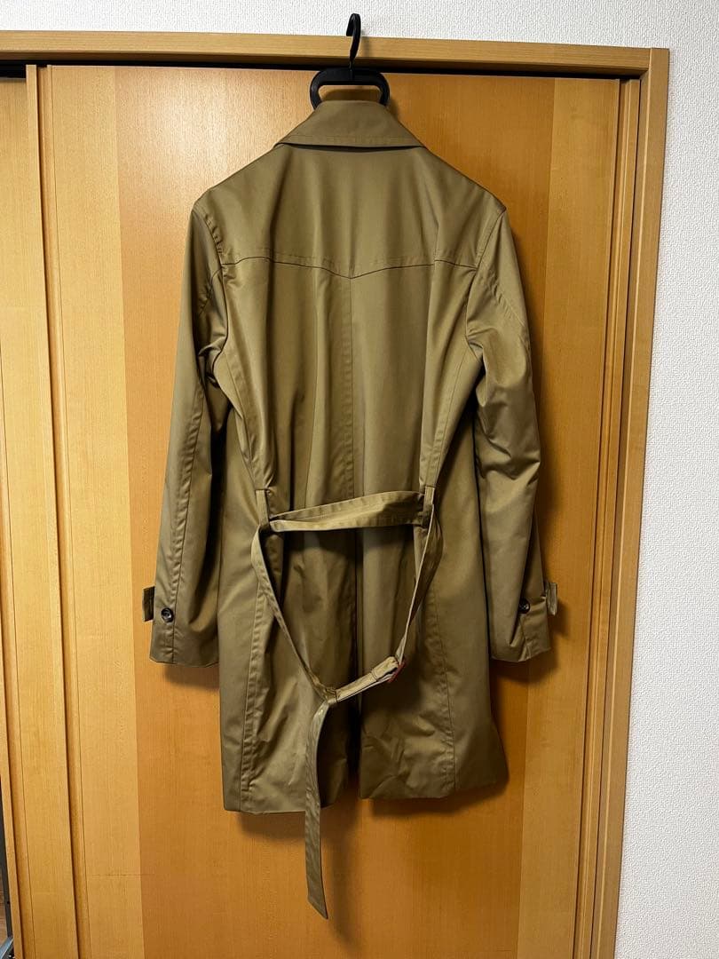 ベージュ ダブルブレスト トレンチコート