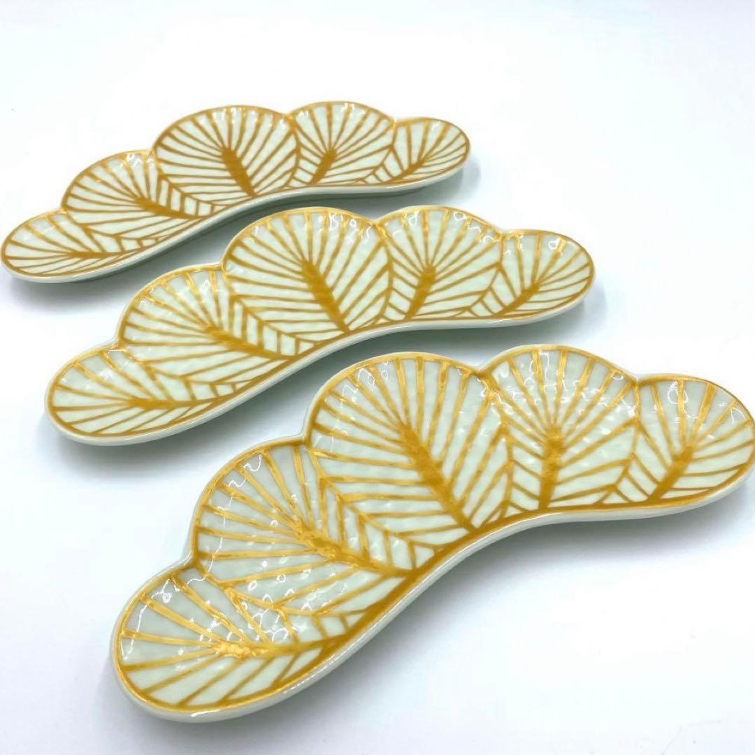 【新品】【大人気】有田焼幸楽窯　錦白金松葉形前菜皿　縁起物