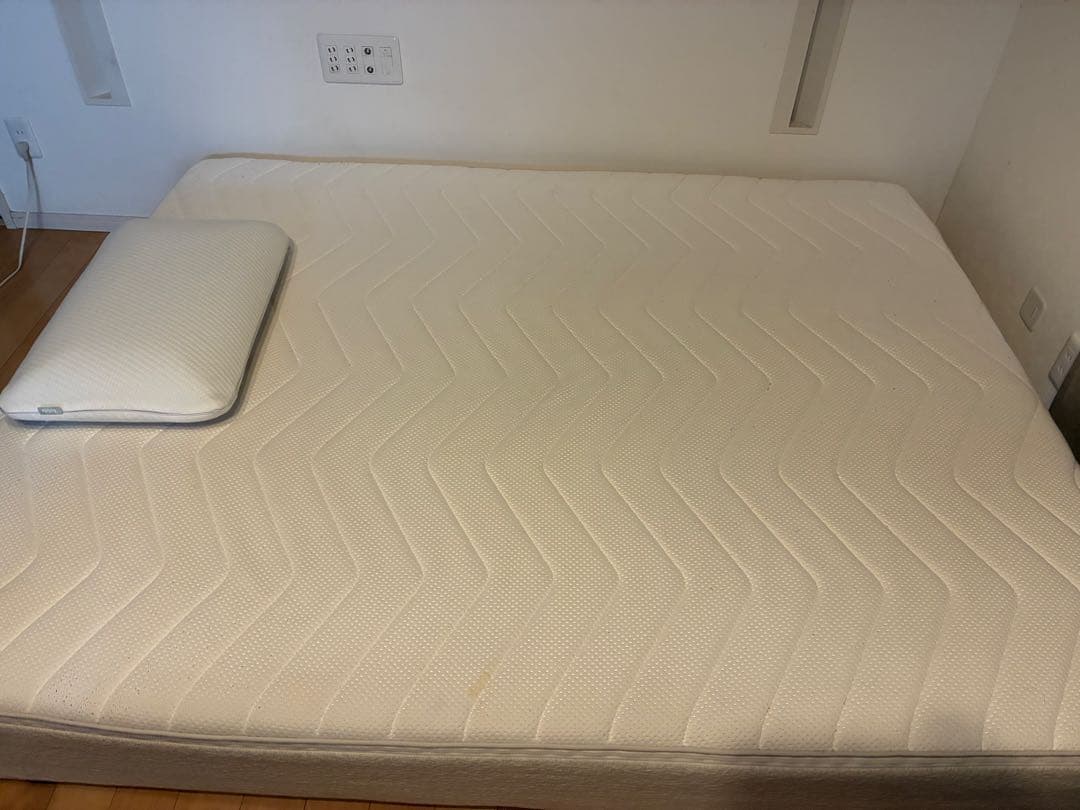 コアラマットレス　クイーンサイズ　多少汚れなどあり(沈みはほんの少し)