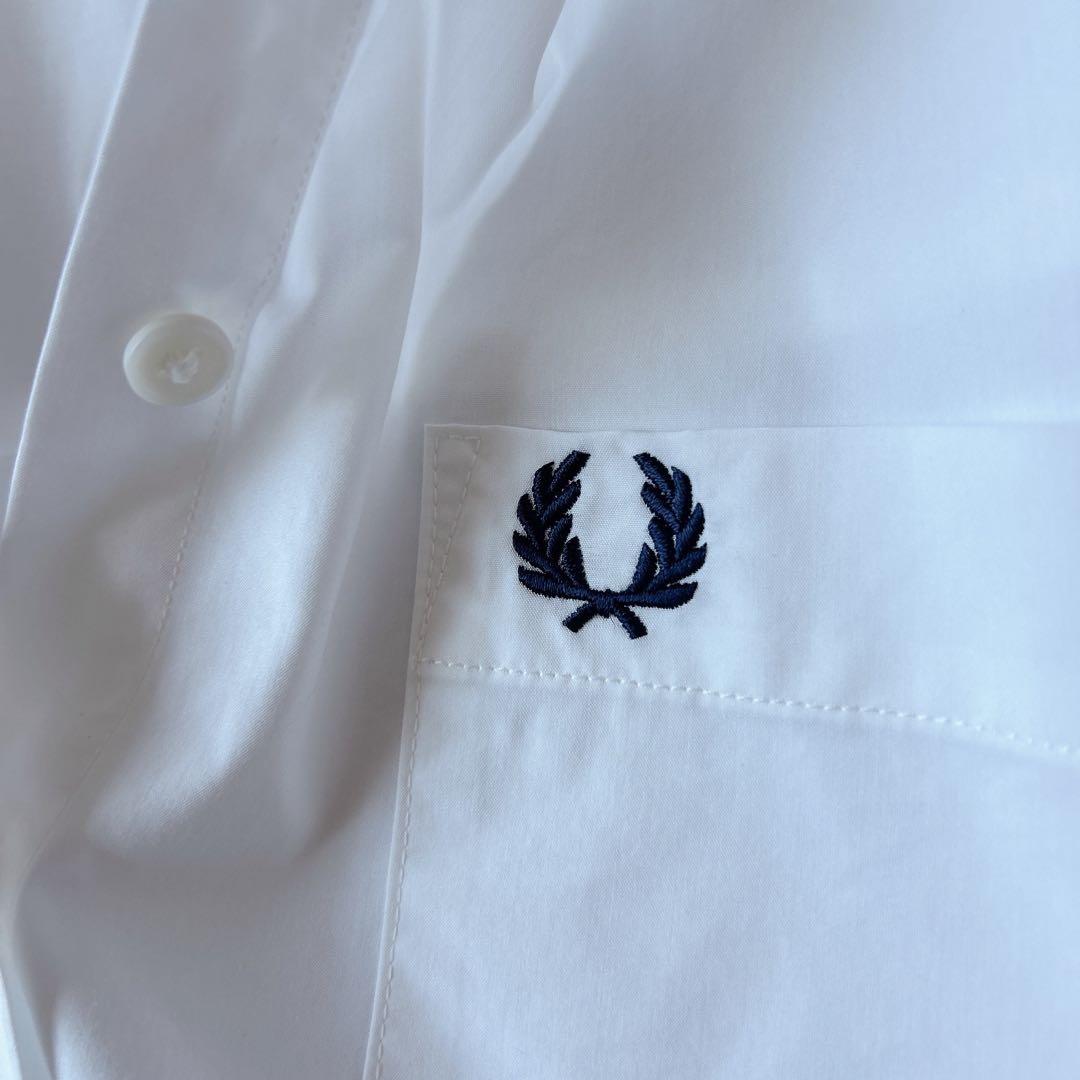 美品＊フレッドペリー FRED PERRY 半袖シャツ 白 ロゴ刺繍 UK10