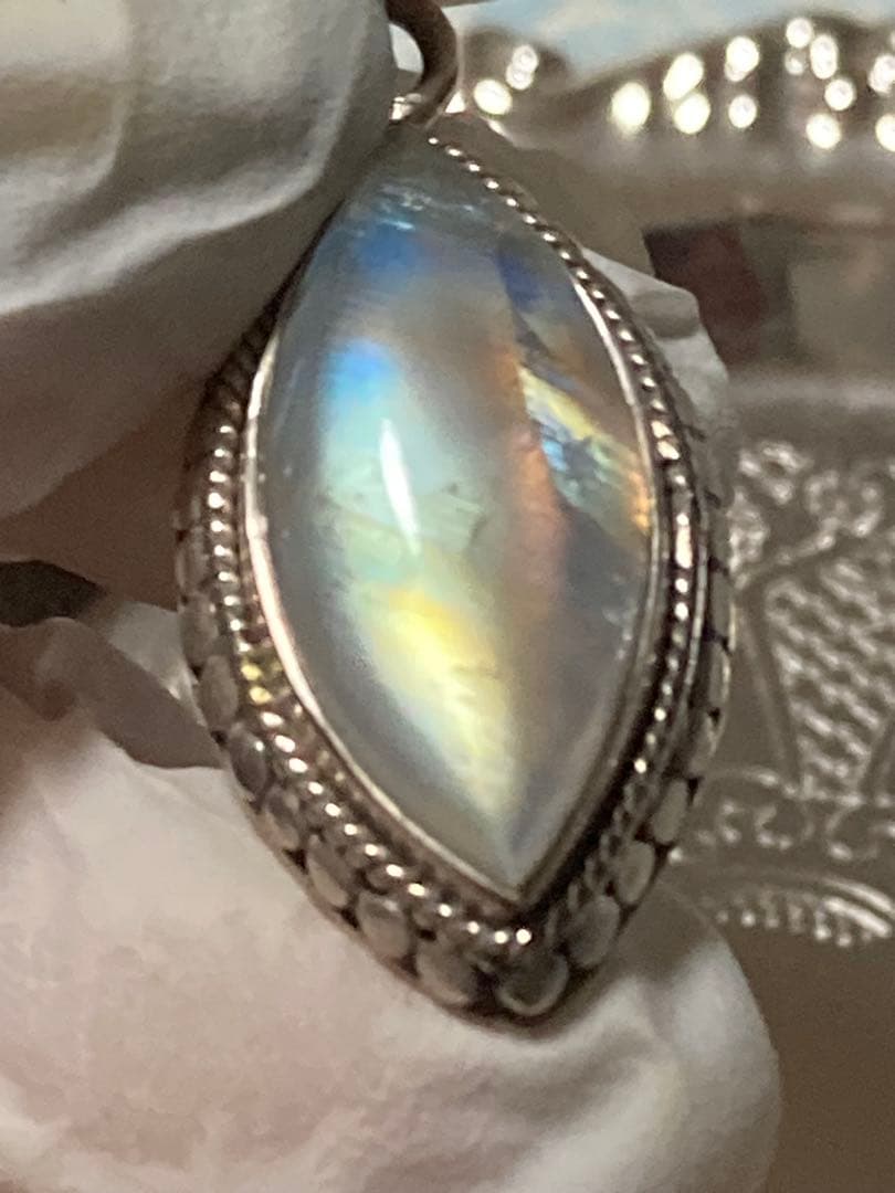 X*n様 【定価5万円】天然 レインボームーンストーン 大粒 ペンダントトップ