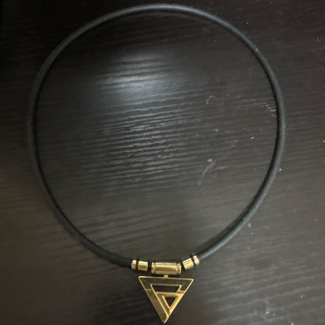 ゴールド三角ペンダントネックレス