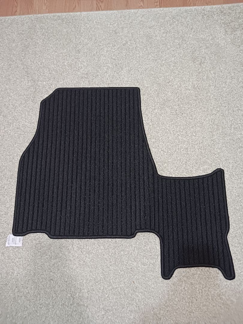 デリカD5　フロアマット　新品未開封(写真掲載一時開封)　黒