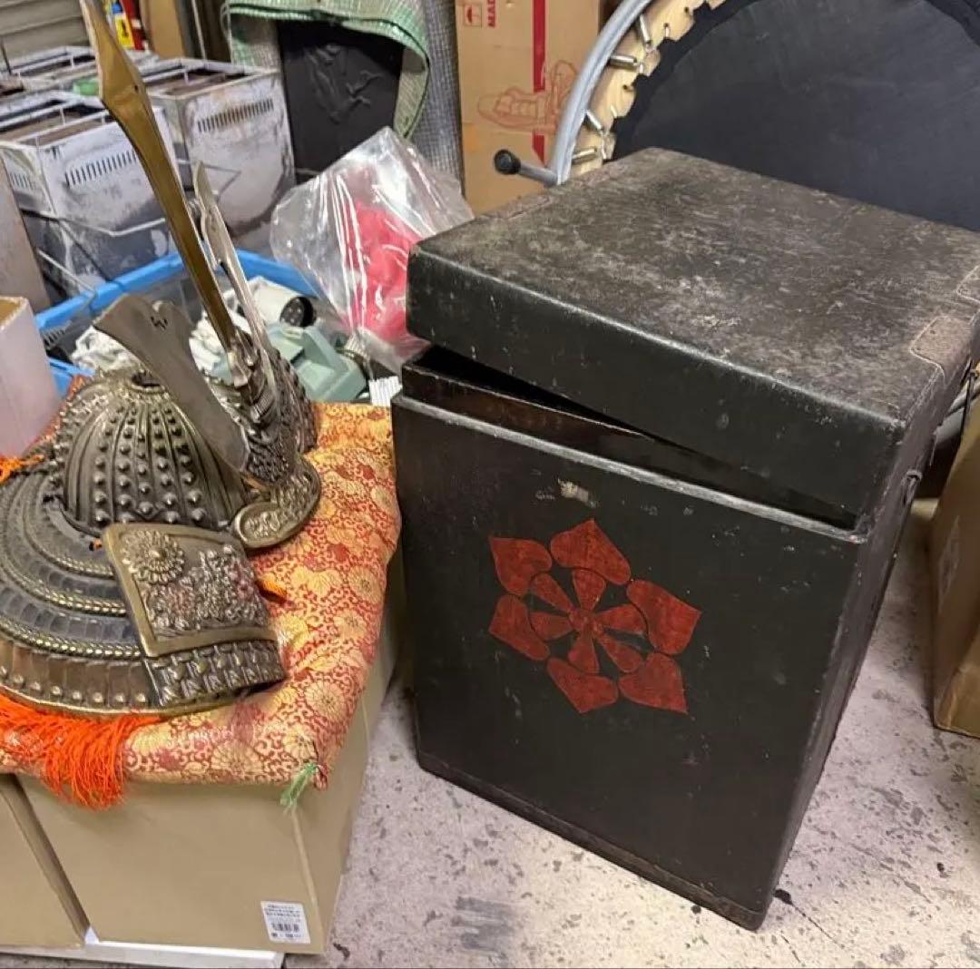 武士の兜　金色装飾の兜 菊花紋章入り　日本国皇室顎紐付き　赤いクッション付き