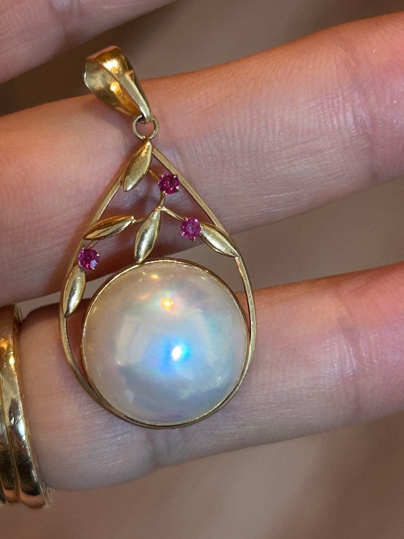 マベパールとルビーのペンダント