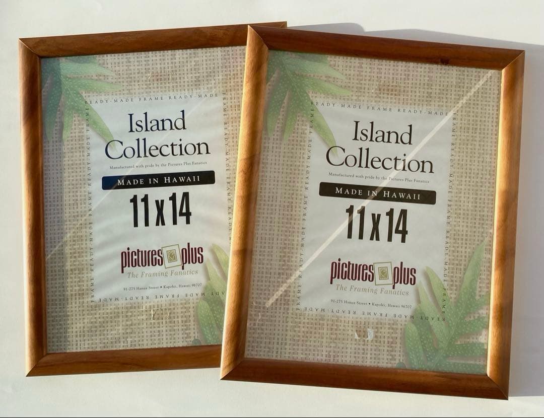 ハワイで購入した40×32センチのウッド額縁。2枚セットで