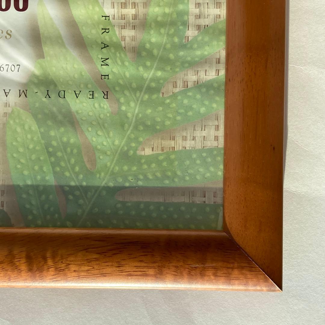 ハワイで購入した40×32センチのウッド額縁。2枚セットで