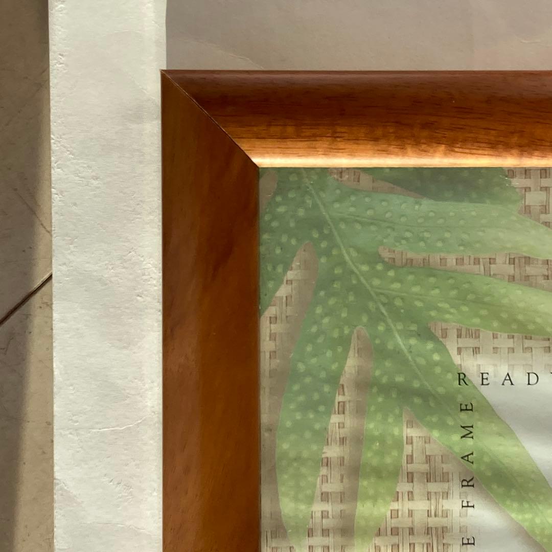 ハワイで購入した40×32センチのウッド額縁。2枚セットで