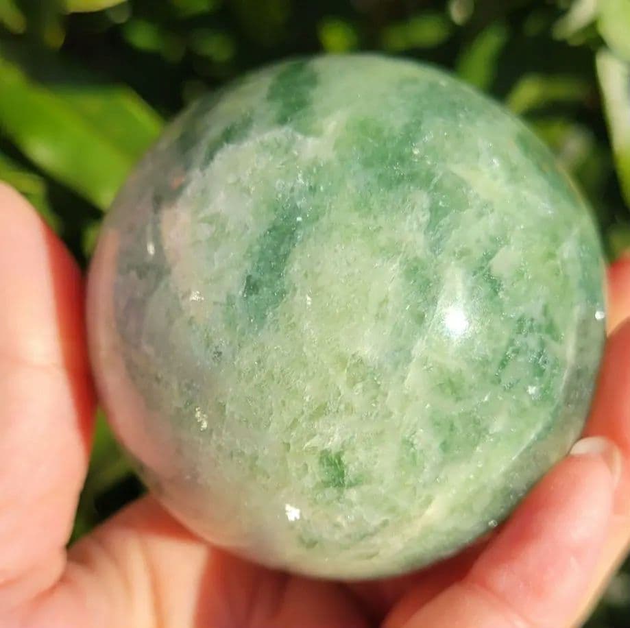 糸魚川翡翠結晶キラキラ　丸玉　３５７g