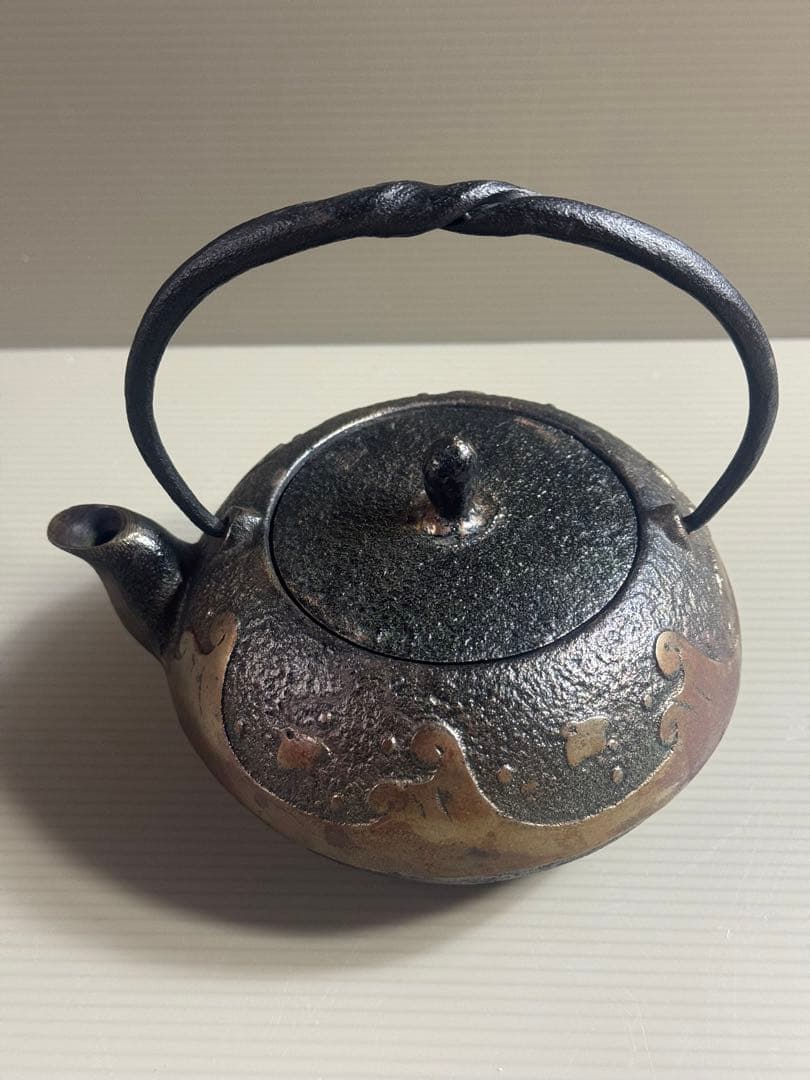 1557 照光堂作 希少砂鉄急須　南部鉄瓶＊波千鳥文　捻り提手 茶器　茶道具骨董